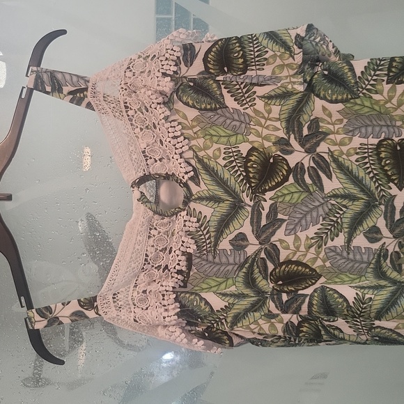 Women's shoulder cut out top - Picture 3 of 4